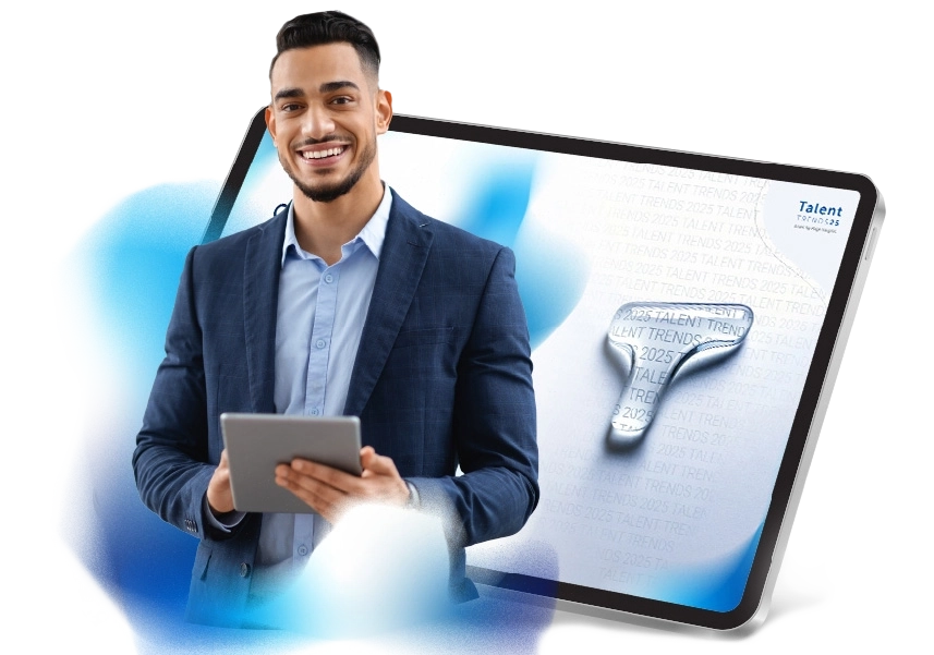 Elinde tablet tutan gülümseyen bir adam, Talent Trends'in ön sayfasını gösteren bir tablet görüntüsünün önünde duruyor.